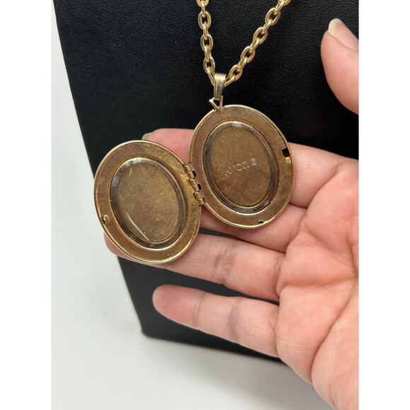 Vintage Avon Gold Tone Locket Necklace - Picture 4 of 9